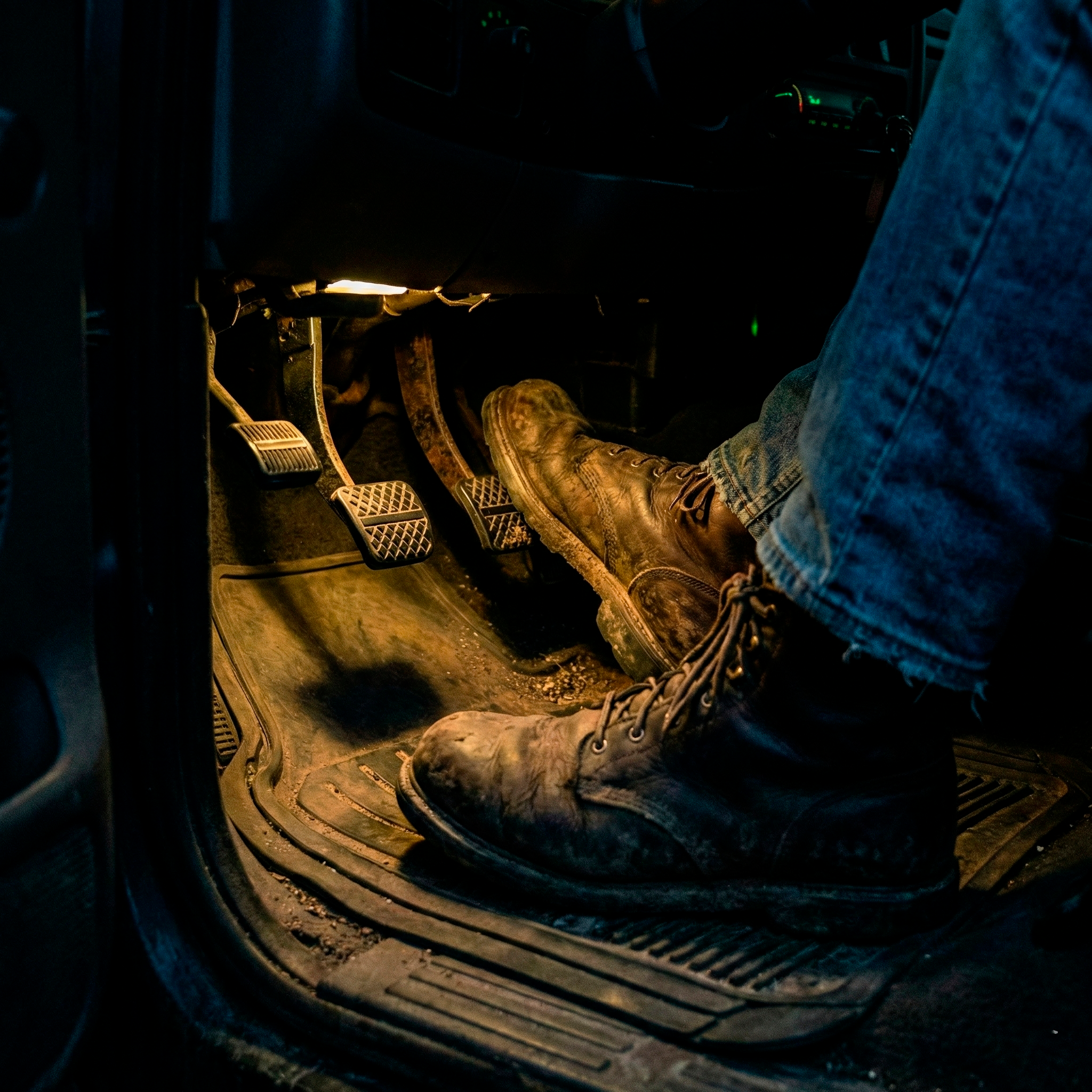 Piernas Inquietas al conducir: La señal de alarma de tu sistema muscular